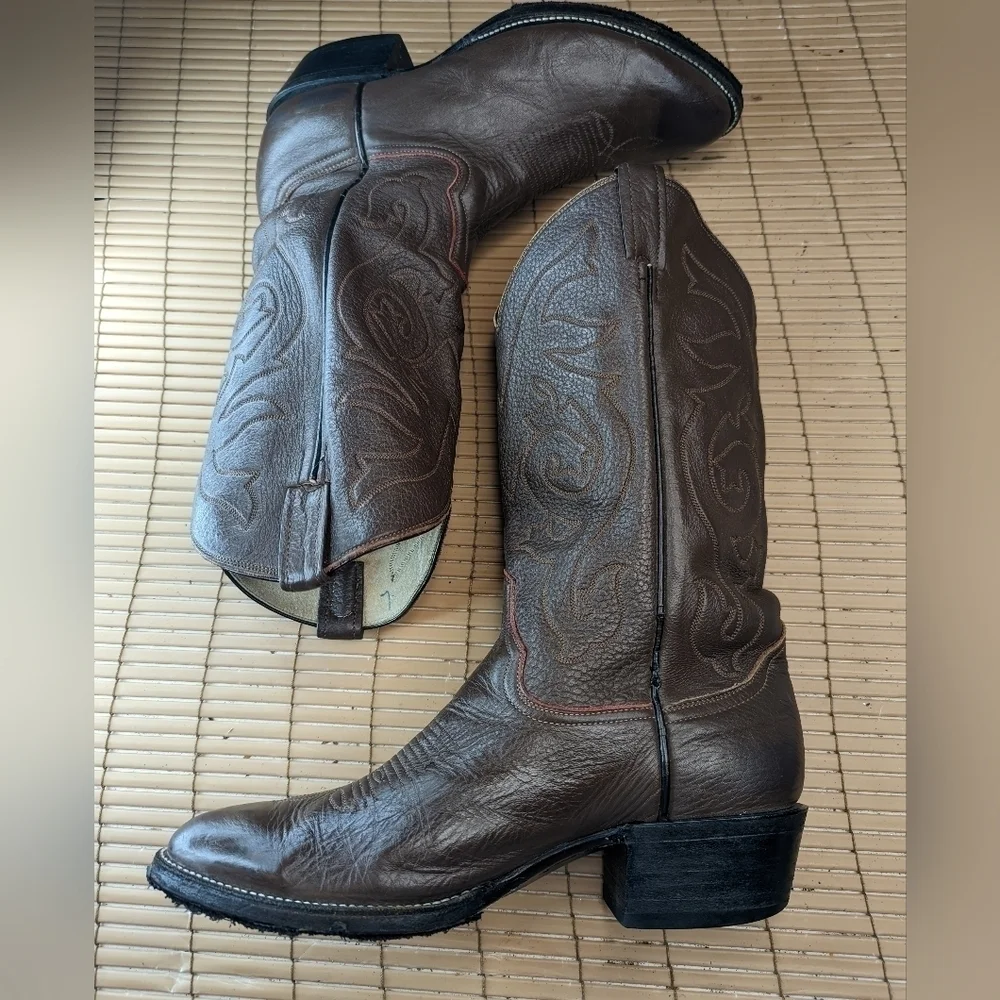 Cowtown Boots men's sz 9.5D brown leather round toe Western Cowboy boots. Made i